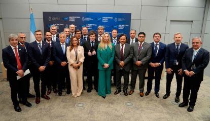 Milei reunió a los 13 gobernadores argentinos que lo acompañaron a París