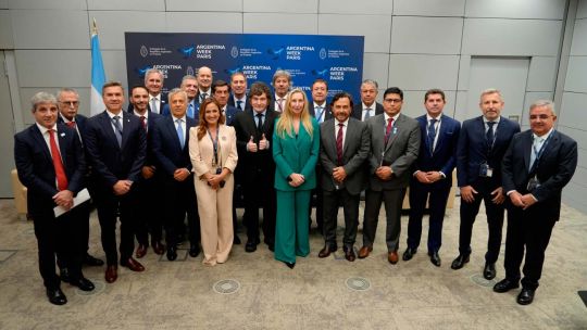 Gobernadores en París: foto con Milei y negociación por las leyes que busca el oficialismo