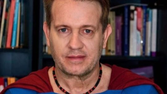 El provocador mensaje del biógrafo de Milei a Flor de la Ve, disfrazado de Superman