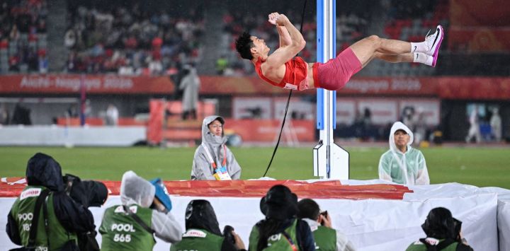 El chino Yao Jie compite en la final de salto con pértiga masculino durante los Juegos Asiáticos de 2026, en el Estadio de Atletismo Mizuho Park de Nagoya (prefectura de Aichi).
