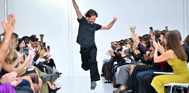 El diseñador franco-turco Burc Akyol celebra tras presentar su colección femenina Primavera/Verano 2027 en el marco de la Semana de la Moda de París.