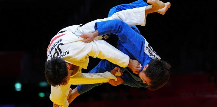 El japonés Hayato Kondo (de blanco) y el kazajo Yeldos Smetov compiten en el combate por la medalla de oro de judo masculino (categoría de -60 kg) durante los Juegos Asiáticos de 2026, en el Aichi International Arena de Nagoya.