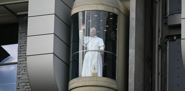 El Papa León XIV saluda a la multitud desde el ascensor al marcharse tras su encuentro con el personal de apoyo y los usuarios del centro Accueil Notre-Dame, en el Santuario de Nuestra Señora de Lourdes, durante su visita a Lourdes (suroeste de Francia).