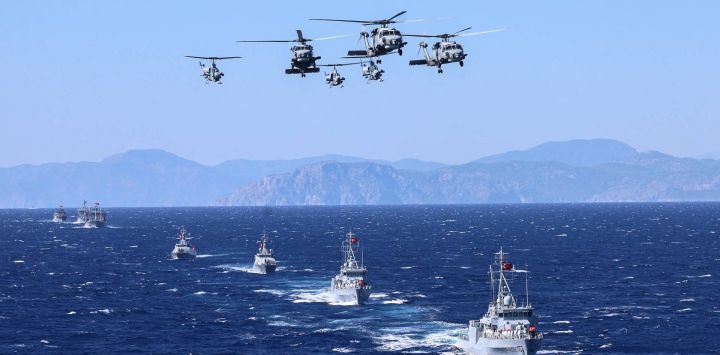 En el ejercicio militar de la Armada turca donde participaron 14.000 efectivos de la Armada, las fuerzas terrestres, la Fuerza Aérea y la Guardia Costera de Turquía, con el despliegue de 100 buques y 50 aeronaves, en el Mediterráneo oriental, frente a la costa de Aksaz.