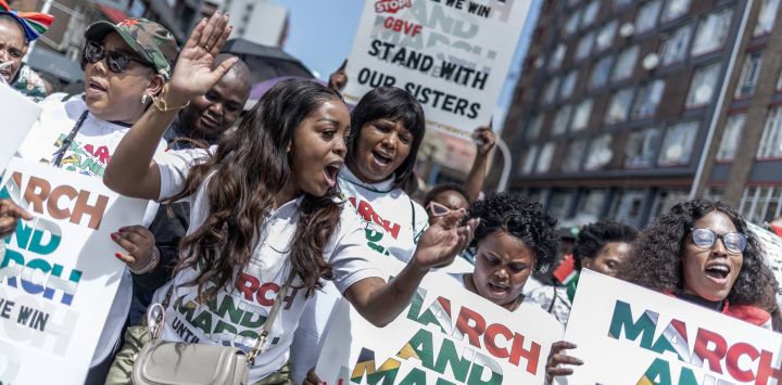 Jacinta Ngobese-Zuma, líder del grupo contra la inmigración ilegal "March and March Movement", encabeza una marcha solidaria con motivo de una "Jornada de Acción" contra la violencia de género en Durban. La marcha se celebra para rendir homenaje a las víctimas de la violencia de género y exigir una acción gubernamental urgente ante la preocupación por los recientes asesinatos de mujeres en la ciudad de Ekurhuleni y otras zonas de Sudáfrica.
