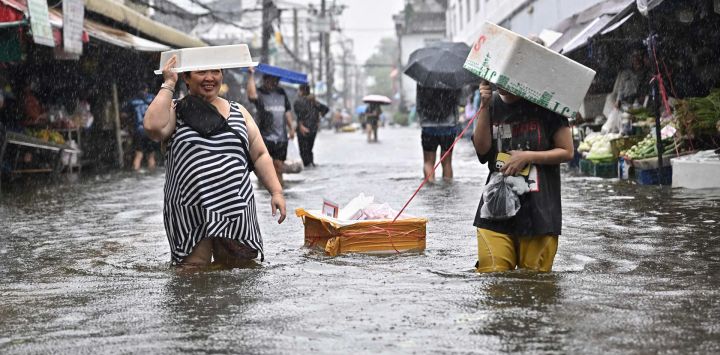Residentes se desplazan entre aguas de inundación y fuertes lluvias en el distrito de Bang Kapi, Bangkok. Ocho personas han fallecido a causa de las inundaciones en Tailandia, aunque ninguna en la capital, Bangkok —que declaró el estado de desastre tras las intensas precipitaciones—, según informó el gobierno.