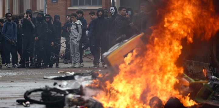 Una densa humareda negra se eleva de contenedores y bicicletas en llamas mientras estudiantes llevan a cabo una protesta de bloqueo en la escuela secundaria Cesar Baggio, en Lille, durante una jornada de huelgas y manifestaciones del sector público a nivel nacional. Trabajadores del sector público, incluidos bomberos, realizan una huelga de un día y manifestaciones en toda Francia en respuesta a la convocatoria de una amplia coalición intersindical, con el objetivo de presionar al gobierno dos días antes de la presentación del proyecto de presupuesto para 2027.