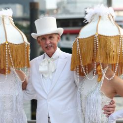 Asistentes a la 14.ª edición anual de "Le Dîner en Blanc New York" en el Pier 84 del Hudson River Park, en el West Side de Manhattan. Este legendario evento secreto y efímero, cuya ubicación se revela apenas unas horas antes de su celebración, reúne a invitados vestidos totalmente de blanco para disfrutar de una cena bajo las estrellas. | Foto:TIMOTHY A. CLARY / AFP