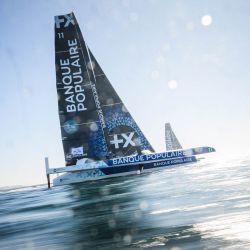 El capitán francés Armel Le Cleac'h navega en su multicasco Ultim Banque Populaire durante el evento Ultim 24H antes de la carrera de vela en solitario Route du Rhum en el Océano Atlántico frente a Lorient, oeste de Francia. La regata en solitario Transatlántica Route du Rhum desde Saint-Malo en el oeste de Francia hasta Pointe-a-Pitre en la isla francesa de ultramar de Guadalupe está programada para partir el 1 de noviembre de 2026. | Foto:LOIC VENANCE / AFP