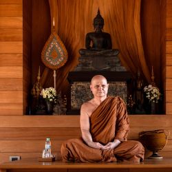 El monje budista británico-tailandés Shaun Chiverton, conocido actualmente como Ajahn Jayasaro, posa tras una entrevista con la AFP en Bangkok. Desde una infancia de clase trabajadora en la costa sur de Inglaterra hasta convertirse en el monje extranjero más destacado de Tailandia, la búsqueda de una vida mejor ha llevado a Chiverton más lejos que a la mayoría. Cinco décadas después de viajar a la India para seguir las enseñanzas de Buda, este hombre de 68 años se convirtió este verano en el primer no tailandés en alcanzar el rango de *Somdet Phra Rachakhana* —o líder monástico real—, el segundo nivel más alto en la jerarquía monástica de Tailandia. | Foto:Chanakarn Laosarakham / AFP