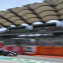 El piloto argentino de Alpine, Franco Colapinto, conduce su monoplaza durante la primera sesión de entrenamientos previa al Gran Premio de Baréin de Fórmula 1 en Sepang. | Foto:LILLIAN SUWANRUMPHA / AFP