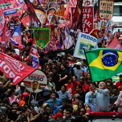 El presidente de Brasil y candidato presidencial Luiz Inácio Lula da Silva ondea una bandera nacional junto a candidatos al Senado Federal, como Benedita da Silva (PT), durante un recorrido de campaña por el centro de Río de Janeiro, Brasil. El próximo 4 de octubre, Lula da Silva, de 80 años, se enfrentará al senador derechista Flávio Bolsonaro, de 45 años, quien busca aprovechar la ola conservadora regional impulsada por el presidente estadounidense Donald Trump. | Foto:PABLO PORCIUNCULA / AFP