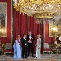 El rey Felipe VI de España, la reina Letizia, el presidente francés Emmanuel Macron y su esposa Brigitte Macron llegan para asistir a una cena de Estado en el Palacio Real de Madrid. | Foto:Ludovic Marin / AFP