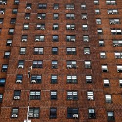 En la foto se observa un edificio de apartamentos en el barrio de Sugar Hill, en Manhattan, Nueva York. | Foto:CHARLY TRIBALLEAU / AFP