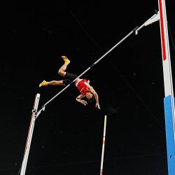 Ernest John Obiena, de Filipinas, compite durante la final masculina de salto con pértiga en los 20 Juegos Asiáticos de Aichi-Nagoya 2026, en Nagoya, Japón. | Foto:Xinhua/Luo Yuan