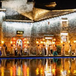 Imagen de artistas desfilando con linternas en forma de conejo, en la aldea de Hongcun, en el distrito de Yixian de la ciudad de Huangshan, en la provincia de Anhui, en el este de China. Un desfile de linternas se llevó a cabo aquí en celebración del Festival del Otoño Medio. En los últimos años, Huangshan ha estado impulsando su economía nocturna para aprovechar el potencial de consumo local. | Foto:Xinhua/Shi Yalei