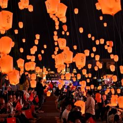 Imagen de personas participantes en un evento de liberación de linternas voladoras, en el distrito de Xuan'en, en la provincia de Hubei, en el centro de China. Durante las vacaciones del Día Nacional, diversos eventos culturales y turísticos se llevan a cabo en todo el país para atraer a visitantes. | Foto:Xinhua/Song Wen