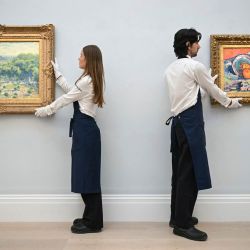 Miembros del personal muestran "Le Jardin des Tuileries" (izq.), del pintor francés Claude Monet, y "Nature morte à la cruche bleue" (der.) (Bodegón con jarra azul), del pintor francés Maurice de Vlaminck, durante una presentación para los medios organizada por la casa de subastas Sotheby's sobre "El Eldorado de las colecciones de arte", que incluye 12 pinturas que llevaban mucho tiempo sin verse en público y están valoradas en 450 millones de dólares, en el centro de Londres. | Foto:JUSTIN TALLIS / AFP