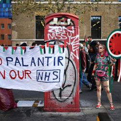 Personas participan en una protesta contra la empresa tecnológica estadounidense Palantir en Whitechapel, en el centro de Londres, para instar al gobierno británico a hacer uso de una cláusula de rescisión que impediría la renovación, más allá de marzo de 2027, del contrato entre el gigante de la inteligencia artificial y el Servicio Nacional de Salud (NHS). El gobierno del Reino Unido se enfrenta a una presión creciente para poner fin a un contrato de 330 millones de libras esterlinas (438 millones de dólares) entre el NHS y Palantir, ante las advertencias de médicos, legisladores y activistas sobre los riesgos éticos que conlleva. | Foto:HENRY NICHOLLS / AFP