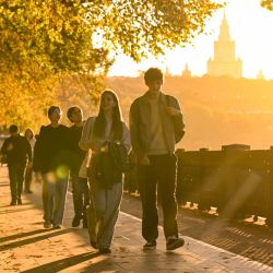 Personas se relajan y disfrutan del paisaje de otoño a lo largo del río Moscova, en Moscú, capital de Rusia. | Foto:Xinhua/Feng Kaihua