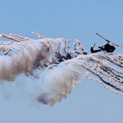 Un helicóptero de ataque Bell AH-1 Cobra del Ejército turco lanza bengalas de contramedida durante el ejercicio Denizkurdu-I/2026 en el Mediterráneo oriental, frente a la costa de Aksaz. En el ejercicio participaron 14.000 efectivos de la Armada, las fuerzas terrestres, la Fuerza Aérea y la Guardia Costera de Turquía, con el despliegue de 100 buques y 50 aeronaves. | Foto:ADEM ALTAN / AFP