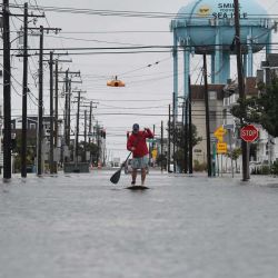 Un hombre practica *paddleboarding* por una calle inundada tras las fuertes lluvias en Sea Isle City, Nueva Jersey. Más de 40 millones de personas en el noreste de Estados Unidos se prepararon para lluvias intensas y fuertes vientos, ante el pronóstico de que una tormenta inusualmente potente para la temporada azotaría la región. Nueva York, Boston y Filadelfia se encontraban en la trayectoria de la tormenta del noreste —conocida en inglés como *Nor'easter* debido a la dirección de sus vientos—, mientras las autoridades advertían sobre posibles inundaciones, caída de árboles y daños en el tendido eléctrico. | Foto:Matthew Hatcher / AFP