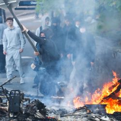 Un manifestante arroja una señal de "Stop" a una hoguera mientras estudiantes llevan a cabo un bloqueo cerca del instituto Kerichen en Brest, en el oeste de Francia. Desde finales de septiembre, los estudiantes han protagonizado protestas frente a los centros educativos por diversas quejas, que van desde los horarios, el tamaño de las clases y la falta de profesores hasta el calor excesivo en las aulas durante las olas de calor de este año. Las protestas comenzaron en la región de Île-de-France, en los alrededores de París, pero se han extendido a otras ciudades de todo el país. | Foto:FRED TANNEAU / AFP