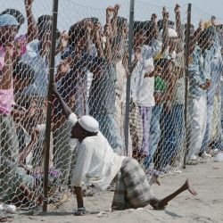 Un refugiado somalí que padece hambre y llegó con anterioridad observa a unas 2.500 personas más que arribaron a Adén, tras una travesía oceánica a bordo del carguero *Summai* para escapar de la guerra y la hambruna en Somalia. | Foto:Manoocher Deghati / AFP