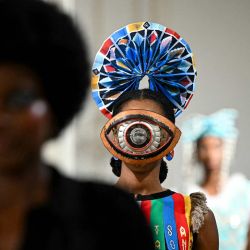 Una modelo presenta una creación de MaXhosa Africa en el desfile de la colección femenina Primavera/Verano 2027, en el marco de la Semana de la Moda de París. | Foto:LOU BENOIST / AFP