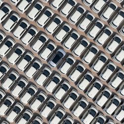 Vista aérea tomada con un dron de vehículos destinados a la exportación en la base de Fuzhou de BYD, en Fuzhou, en la provincia de Jiangxi, en el este de China. En el taller de la base de Fuzhou del fabricante de automóviles chino BYD en Jiangxi, los procesos de estampado, soldadura, pintura y montaje final operan eficientemente. Robots industriales y vehículos de guiado automático trabajan de forma coordinada, logrando un control digital de todo el proceso. | Foto:Xinhua/Wan Xiang