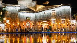Imagen de artistas desfilando con linternas en forma de conejo, en la aldea de Hongcun, en el distrito de Yixian de la ciudad de Huangshan, en la provincia de Anhui, en el este de China. Un desfile de linternas se llevó a cabo aquí en celebración del Festival del Otoño Medio. En los últimos años, Huangshan ha estado impulsando su economía nocturna para aprovechar el potencial de consumo local.