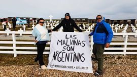 Crece la hostilidad en Malvinas: analizan sanciones para evitar que los argentinos desplieguen la bandera