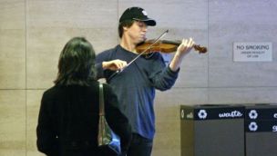 Joshua Bell tocando el violín en la estación de metro