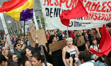 Manifestantes protestan por un decreto gubernamental sobre vivienda