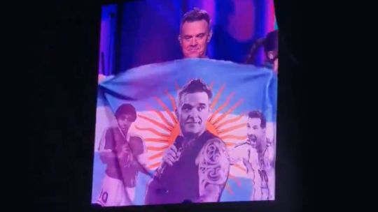 Robbie Williams mostró una bandera argentina con Maradona y Messi en su regreso al país tras veinte años