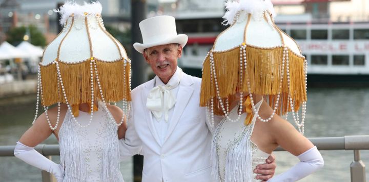 Asistentes a la 14.ª edición anual de "Le Dîner en Blanc New York" en el Pier 84 del Hudson River Park, en el West Side de Manhattan. Este legendario evento secreto y efímero, cuya ubicación se revela apenas unas horas antes de su celebración, reúne a invitados vestidos totalmente de blanco para disfrutar de una cena bajo las estrellas.