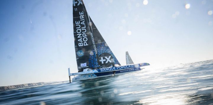El capitán francés Armel Le Cleac'h navega en su multicasco Ultim Banque Populaire durante el evento Ultim 24H antes de la carrera de vela en solitario Route du Rhum en el Océano Atlántico frente a Lorient, oeste de Francia. La regata en solitario Transatlántica Route du Rhum desde Saint-Malo en el oeste de Francia hasta Pointe-a-Pitre en la isla francesa de ultramar de Guadalupe está programada para partir el 1 de noviembre de 2026.