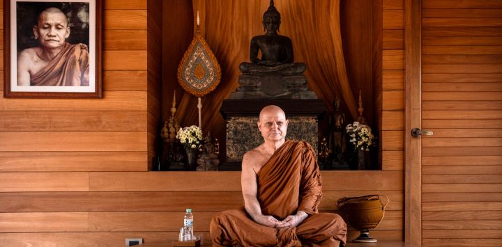 El monje budista británico-tailandés Shaun Chiverton, conocido actualmente como Ajahn Jayasaro, posa tras una entrevista con la AFP en Bangkok. Desde una infancia de clase trabajadora en la costa sur de Inglaterra hasta convertirse en el monje extranjero más destacado de Tailandia, la búsqueda de una vida mejor ha llevado a Chiverton más lejos que a la mayoría. Cinco décadas después de viajar a la India para seguir las enseñanzas de Buda, este hombre de 68 años se convirtió este verano en el primer no tailandés en alcanzar el rango de *Somdet Phra Rachakhana* —o líder monástico real—, el segundo nivel más alto en la jerarquía monástica de Tailandia.