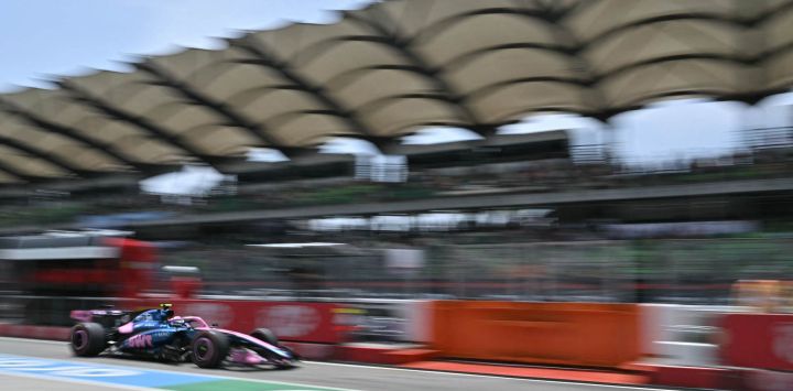 El piloto argentino de Alpine, Franco Colapinto, conduce su monoplaza durante la primera sesión de entrenamientos previa al Gran Premio de Baréin de Fórmula 1 en Sepang.
