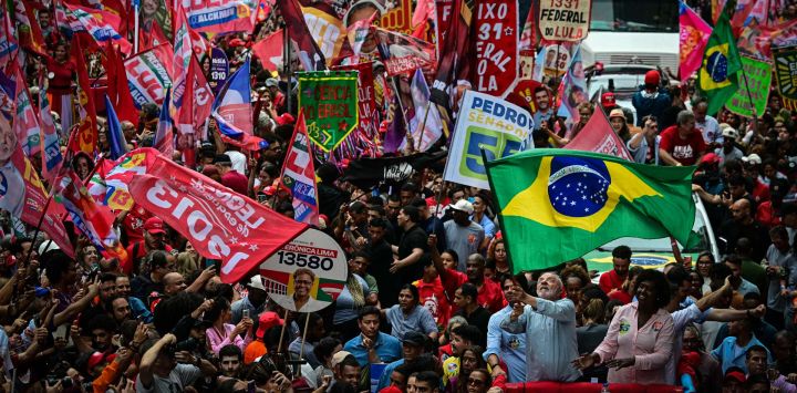 El presidente de Brasil y candidato presidencial Luiz Inácio Lula da Silva ondea una bandera nacional junto a candidatos al Senado Federal, como Benedita da Silva (PT), durante un recorrido de campaña por el centro de Río de Janeiro, Brasil. El próximo 4 de octubre, Lula da Silva, de 80 años, se enfrentará al senador derechista Flávio Bolsonaro, de 45 años, quien busca aprovechar la ola conservadora regional impulsada por el presidente estadounidense Donald Trump.