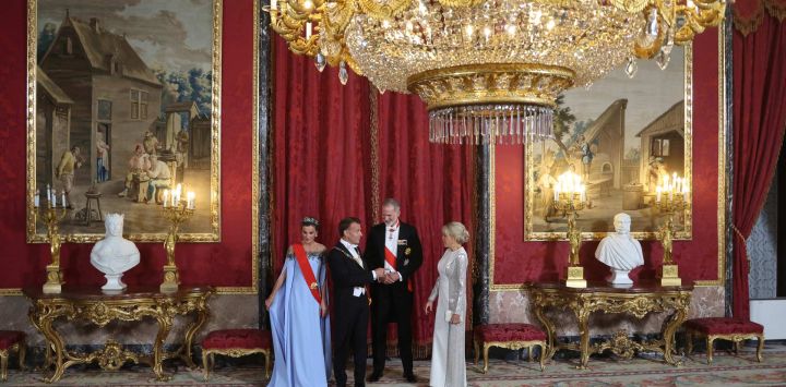 El rey Felipe VI de España, la reina Letizia, el presidente francés Emmanuel Macron y su esposa Brigitte Macron llegan para asistir a una cena de Estado en el Palacio Real de Madrid.