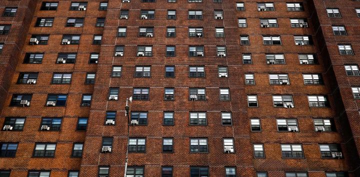 En la foto se observa un edificio de apartamentos en el barrio de Sugar Hill, en Manhattan, Nueva York.