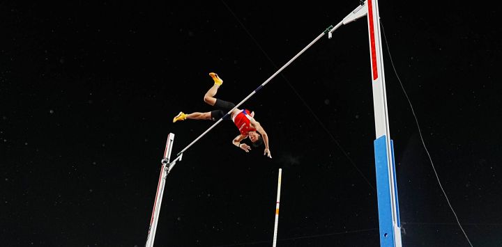 Ernest John Obiena, de Filipinas, compite durante la final masculina de salto con pértiga en los 20 Juegos Asiáticos de Aichi-Nagoya 2026, en Nagoya, Japón.