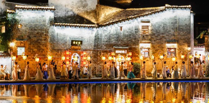 Imagen de artistas desfilando con linternas en forma de conejo, en la aldea de Hongcun, en el distrito de Yixian de la ciudad de Huangshan, en la provincia de Anhui, en el este de China. Un desfile de linternas se llevó a cabo aquí en celebración del Festival del Otoño Medio. En los últimos años, Huangshan ha estado impulsando su economía nocturna para aprovechar el potencial de consumo local.