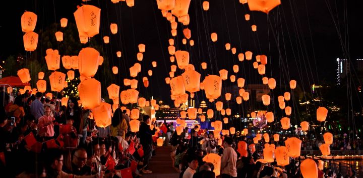 Imagen de personas participantes en un evento de liberación de linternas voladoras, en el distrito de Xuan'en, en la provincia de Hubei, en el centro de China. Durante las vacaciones del Día Nacional, diversos eventos culturales y turísticos se llevan a cabo en todo el país para atraer a visitantes.