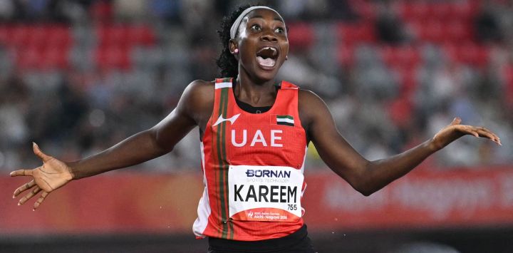 Mariam Kareem, de los Emiratos Árabes Unidos, reacciona tras cruzar la meta y ganar la final femenina de 400 metros vallas durante los Juegos Asiáticos de 2026, en el Estadio de Atletismo Mizuho Park de Nagoya (prefectura de Aichi).