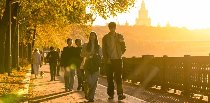 Personas se relajan y disfrutan del paisaje de otoño a lo largo del río Moscova, en Moscú, capital de Rusia.