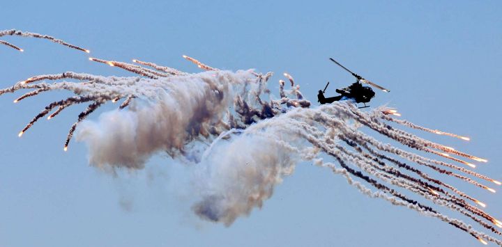 Un helicóptero de ataque Bell AH-1 Cobra del Ejército turco lanza bengalas de contramedida durante el ejercicio Denizkurdu-I/2026 en el Mediterráneo oriental, frente a la costa de Aksaz. En el ejercicio participaron 14.000 efectivos de la Armada, las fuerzas terrestres, la Fuerza Aérea y la Guardia Costera de Turquía, con el despliegue de 100 buques y 50 aeronaves.