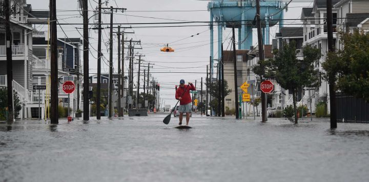 Un hombre practica *paddleboarding* por una calle inundada tras las fuertes lluvias en Sea Isle City, Nueva Jersey. Más de 40 millones de personas en el noreste de Estados Unidos se prepararon para lluvias intensas y fuertes vientos, ante el pronóstico de que una tormenta inusualmente potente para la temporada azotaría la región. Nueva York, Boston y Filadelfia se encontraban en la trayectoria de la tormenta del noreste —conocida en inglés como *Nor'easter* debido a la dirección de sus vientos—, mientras las autoridades advertían sobre posibles inundaciones, caída de árboles y daños en el tendido eléctrico.