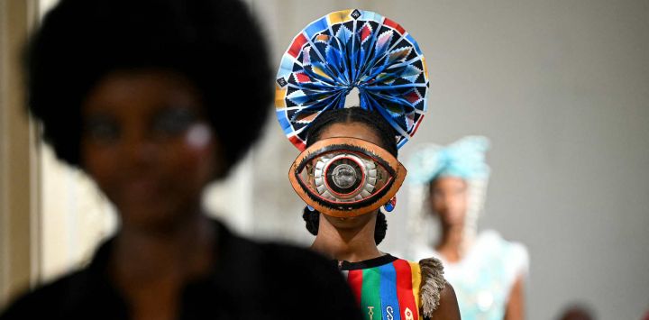 Una modelo presenta una creación de MaXhosa Africa en el desfile de la colección femenina Primavera/Verano 2027, en el marco de la Semana de la Moda de París.